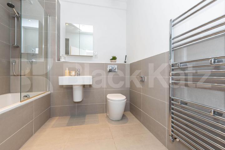 Bright and modern 2 bedroom property located on a beautiful street in Highgate Milton Road, Highgate